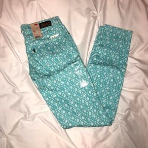 NWT Levi’s 524 Skinny Jean